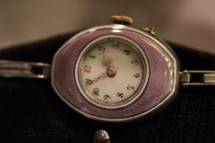 Orologio da polso da donna in argento con smalto. / Silver Pulse Waatch for women with pink enamel band.